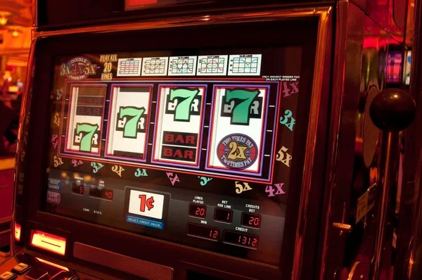 Live Teen Patti table at kuy4d with dealer and player cards visible
